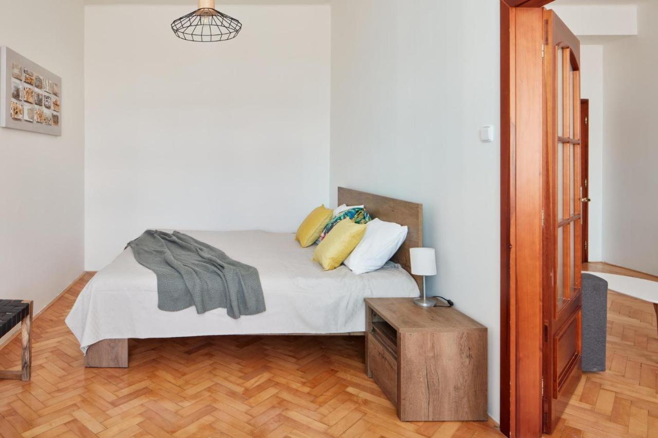 Days - Spacious 3bdr - Trendy Neighbourhood